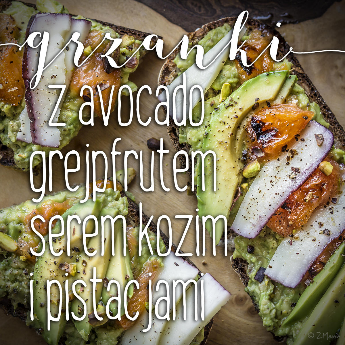 grzanki z avocado, karmelizowanym grejpfrutem, serem i pistacjami