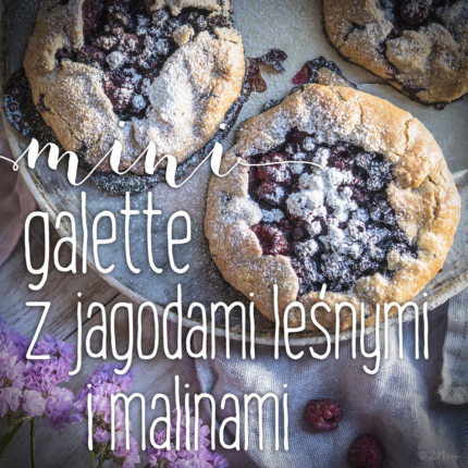 mini galette z jagodami leśnymi i malinami